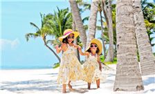 Niños paseando por la playa