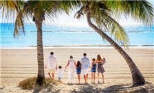 Familia paseando en la playa